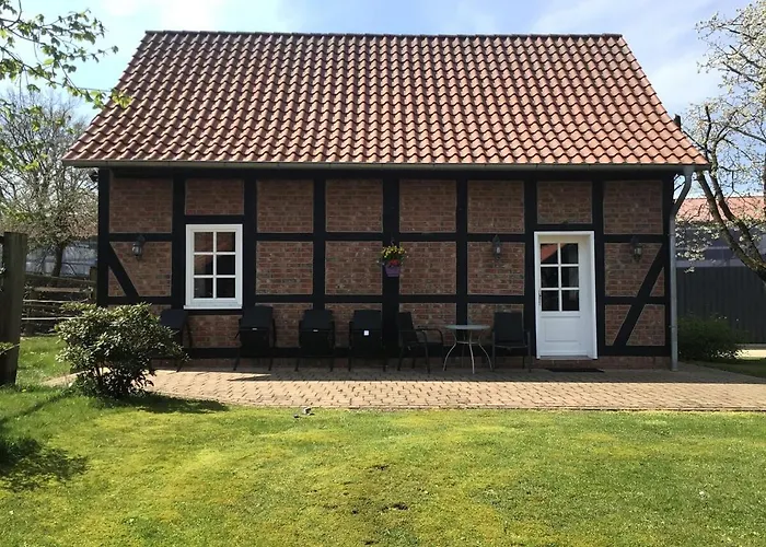 Suesses Fachwerkhaus Mit Grossem Garten